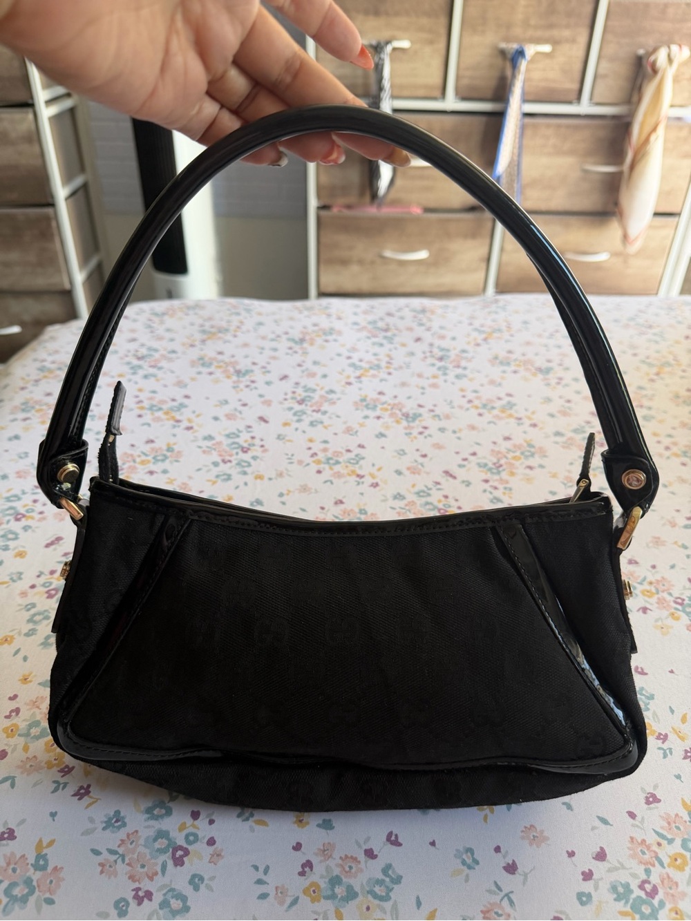 Gucci Black Shoulder Bag with Gold D-Ring Accent - Picture 2 of 10